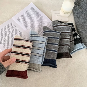 Détail de chaussettes rayées multicolores en coton avec bords roulés pour femmes