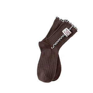 Chaussettes mi-mollet marron côtelées avec bordure volantée blanche et écusson