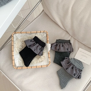 Detailansicht der Ballettsocken mit Spitzenkante und Schleifendruck in drei verschiedenen Farben