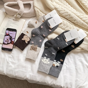 Détail de chaussettes en coton à motifs animaux avec bords ondulés colorés