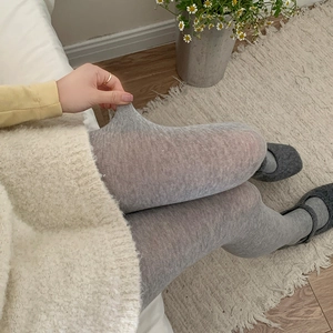 Collants gris clair élastiques montrant une grande extensibilité et texture douce