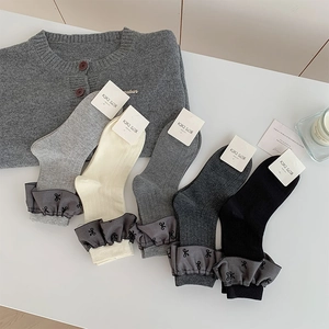 Nahaufnahme von fünf Paar Ballett-Socken mit Rüschen, Schleifenmustern und Rippenstrick-Design