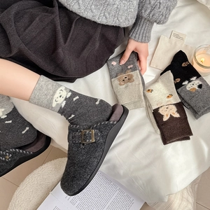 Détails de chaussettes d'hiver chaudes avec broderies d'animaux et pantoufles