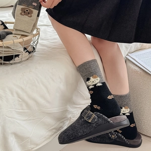 Détail de chaussettes en coton avec motifs jacquard de chats et poissons pour l'hiver