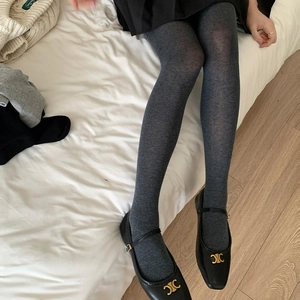 Vue complète d'un collant opaque gris foncé porté avec des chaussures élégantes