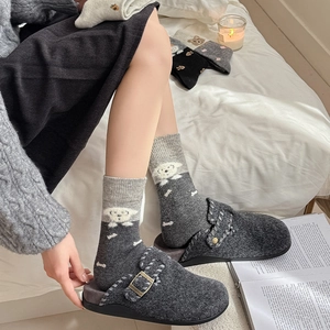 Chaussettes style japonais motif petit chien blanc et sabots chauds en laine grise