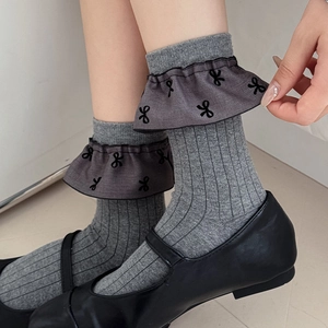 Graue Ballettsocken mit Schleifenmuster und Rüschenkante zu schwarzen Mary Jane Schuhen