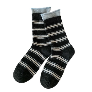 Chaussettes mi-mollet vintage en coton à rayures noir et blanc avec bord roulé gris sur blanc