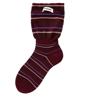 Chaussettes mi-mollet rayées bordeaux style académique avec écusson et texture côtelée