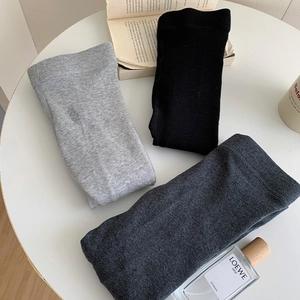 Vue à plat de collants élastiques gris et noirs en tricot de haute qualité pour femmes