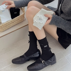 Calze stile balletto con volant, fiocco e ricamo lettere in colori bianco e nero