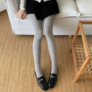 Detail showing the gray vertical ribbed texture of these knitted thermal tights for autumn