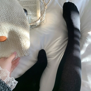 Gros plan de collants noirs amincissants en coton élastique sous une lumière naturelle