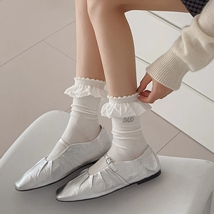 Scarpe Mary Jane argento con calzini bianchi in pizzo e ricami laterali sul polsino