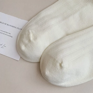Detaillierte Nahaufnahme der nahtlosen Zehenpartie und der weißen gerippten Baumwollsocken
