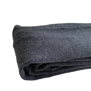 Collants tricotés gris foncé montrant une texture épaisse et des coutures fines