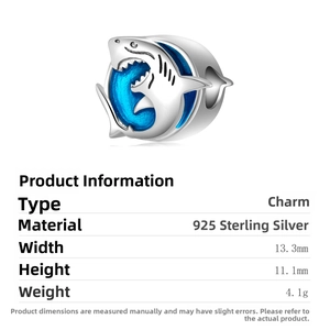 Makro-Detail des S925 Sterlingsilber-Hai-Charms mit blauer Emaille und Abmessungen