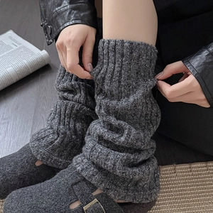 Detalle de calentadores de punto acanalado gris oscuro con zapatos de hebilla de invierno