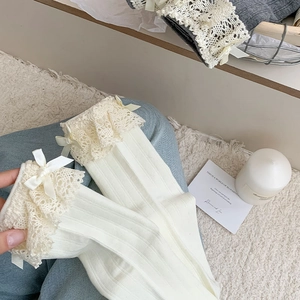 Detailansicht von gerippten Socken mit zarter Spitze und Schleifen im süßen Lolita-Stil für Damen
