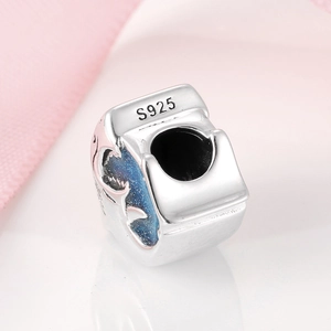S925 Sterlingsilber Hai-Charm mit blauem Glitzer-Emaille und Wellenmuster-Details