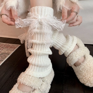 Détail de jambières en maille blanche avec de jolis nœuds en dentelle style Lolita