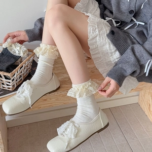 Süße weiße Rippstrümpfe im Lolita-Stil mit zarter Spitze und kleinen Satinschleifen