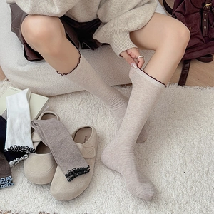 Détail de la maille côtelée et des bords à volants sur chaussettes en coton pour femmes