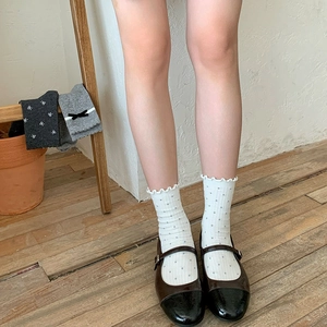 Calze bianche a pois con bordi a balze e fiocco di velluto per un look dolce da donna