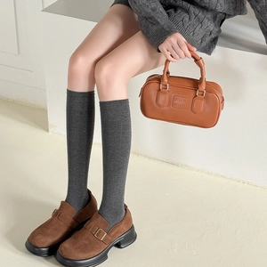 Chaussettes montantes gris foncé de style japonais avec mocassins et sac en cuir marron