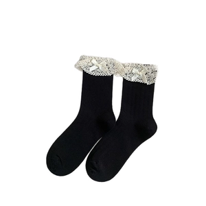 Schwarze Söckchen im JK-Stil mit weißem Spitzenbesatz und Satin-Schleifen