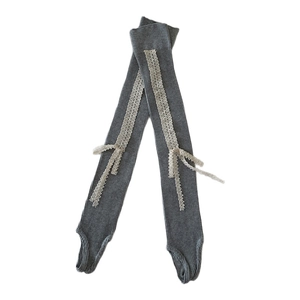 Dunkelgraue Strick-Stulpen mit cremefarbener Spitze und Schleifen im Ballett-Stil