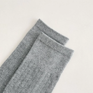 Détail des revers côtelés gris chiné sur les chaussettes hautes japonaises pour femmes