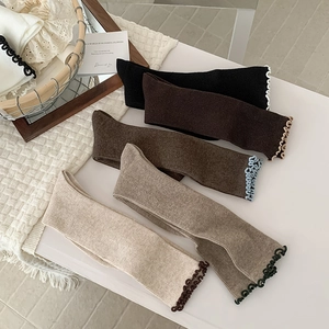 Chaussettes côtelées à bord ondulé aux tons terreux d'automne et esthétique chaleureuse