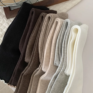 Détail des chaussettes en maille côtelée avec bordure ondulée en six couleurs neutres
