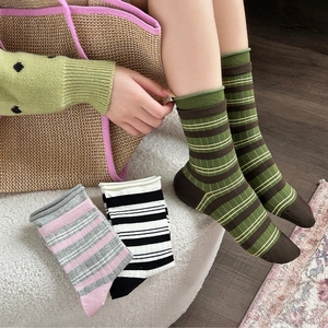 Calze a righe in maglia da donna in verde, rosa e nero per un classico stile collegiale