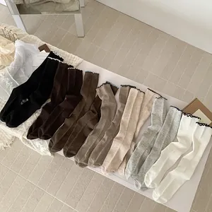 Vue détaillée de chaussettes en maille côtelée avec bords à volants en tons terre