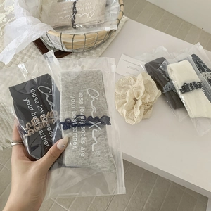 Détail de chaussettes en coton côtelé avec marquage minimaliste et emballage à fermeture
