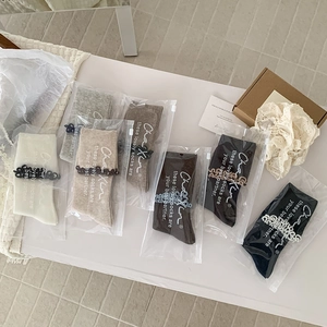 Détail de six paires de chaussettes en coton côtelé aux tons terre avec sacs zippés