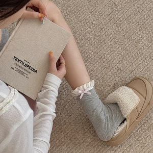 Details von Socken im Ballettstil mit Spitzenbesatz, Schleife und warmen Schuhen