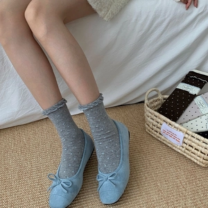 Chaussettes japonaises à pois bleu clair avec bordures volantées et ballerines douces