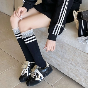 Schwarze Kniestrümpfe im japanischen Stil mit weißem Spitzenrand und Streifen
