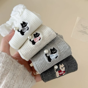 Dettaglio di quattro calze di cotone con ricamo a gatto e perle decorative 3D