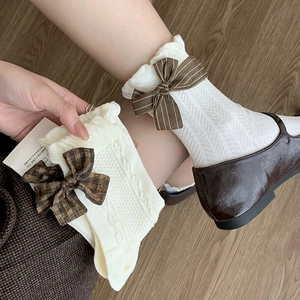 Retro cremefarbene Socken mit braunen Karoschleifen und vertikalem Strickmuster