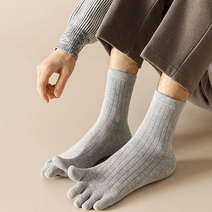 Detail of light grey cotton toe socks for men featuring vertical ribbed knit texture