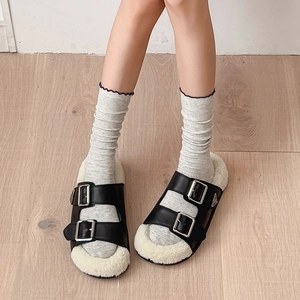 Pantoufles en cuir noir avec doublure chaude en fausse fourrure et boucle en métal