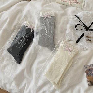 Detailansicht von Ballett-Spitzensocken mit rosa Schleifen in Schwarz, Grau und Creme