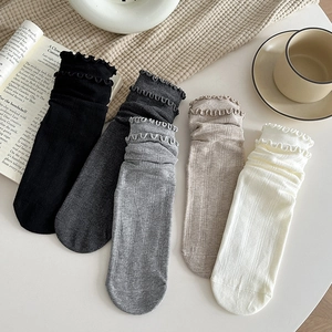 Set di 5 paia di calze con volant in nero grigio e beige con trama a coste sottili