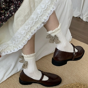 Weiße Rippstricksocken im japanischen Stil mit Schleife und Rüschen zu Mary Janes