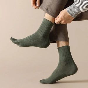Men's dark green cotton five-finger socks featuring a ribbed knit texture in a mid-calf style
