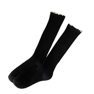 Chaussettes hautes noires pour femmes avec bordure à volants blanche et maille côtelée